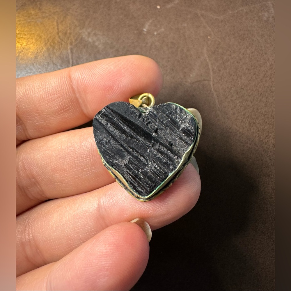 Vintage Black raw tourmaline in a heart set in a silver metal. - Picture 2 of 6